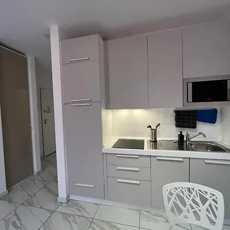 5 Rent Center *